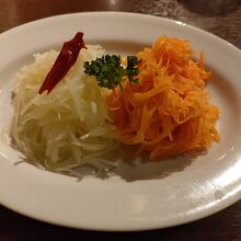 ジャガイモとニンジンの冷菜。ジャガイモが予想以上に美味かった