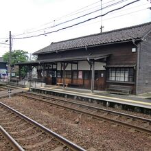 上りホームから駅舎の眺め