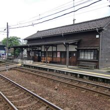 上りホームから駅舎の眺め