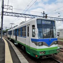 上りホームに８８０形電車