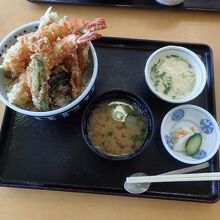 食堂で江奈湾を眺めながら食べた天丼
