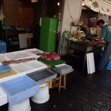 店頭で魚をさばき、開店準備をしていた