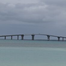 翌日、橋の真横が見える浜から撮影した