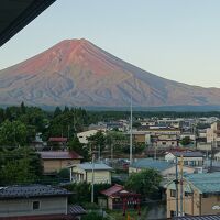 朝、窓から富士山が見えました。