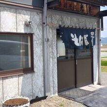 このあたりは田んぼに囲まれてます