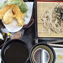 天ぷらそばです。てんぷら、そばともにおいしい。