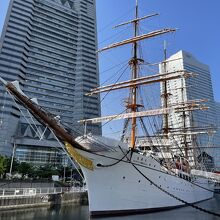 ランドマークと青空がバックです。