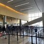 巨大なハブ空港である故、出入国審査やセキュリティチェックは混雑することが多い