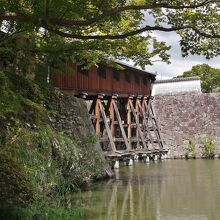 お橋廊下　庭園から