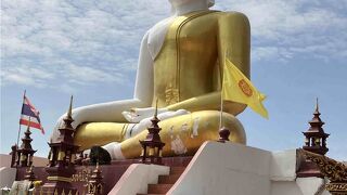 黄色の大きな仏像が外に