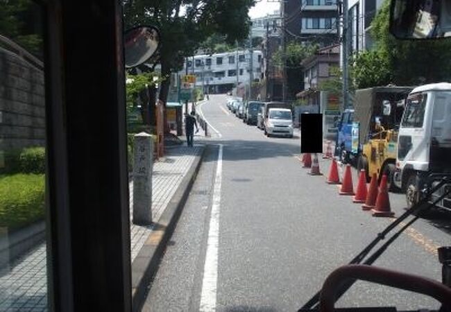 港の見える丘公園へと上がって行く坂