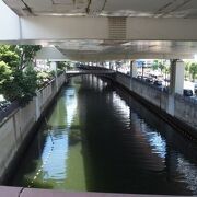 元町の横を流れて横浜港に注ぐ川