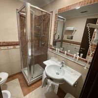 シャワールームは結構狭いし、水はけが悪い