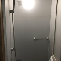 シャワールーム。お風呂は併設されている銭湯で利用できます。