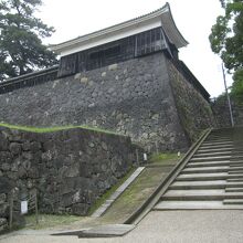 大手前から天守を目指す「本坂」と呼ぶ一番長い坂です