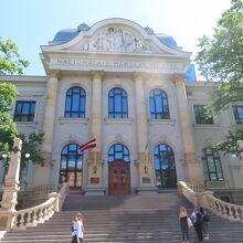 国立美術館　公園は後ろ