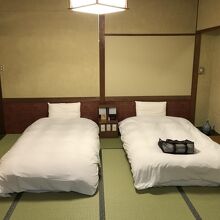 畳部屋にベットがありました。