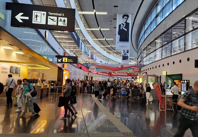 コンパクトで分かりやすい空港駅。