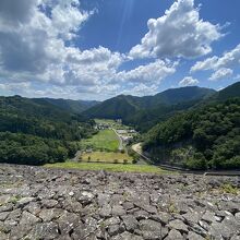 黒川ダムの上から見る黒川温泉です