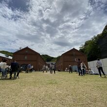 この芝生エリアに自撮り用スマホ台あり