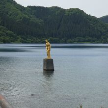 田沢湖タツ子像