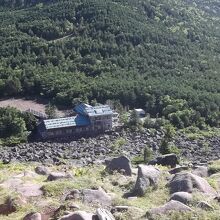 編笠山北側の登山道と青年小屋