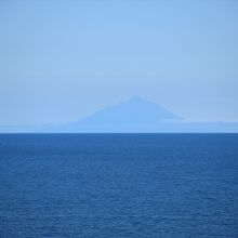 日本海に浮かぶ利尻富士、よもや焼尻島から見えるとは思わなかっ