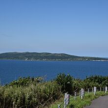 鷹の巣園地から見ゆ天売島、何やら牡鹿半島から見る金華山のよう