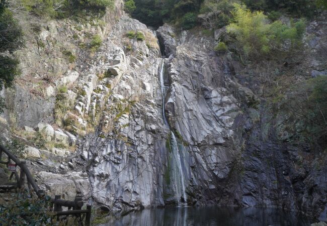 滝は美しい岩肌を流れ落ちて豊かな滝つぼに至る