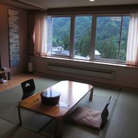 部屋は広々として寛げ眼下には上梨の風景が見渡せます