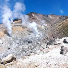 地獄谷の噴気孔。今でも活火山なのが分かります