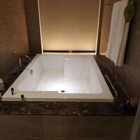 跨いで入るような感じ。水を入れるには時間を要す