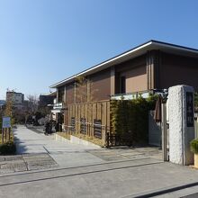 信徒会館は近代的な建物