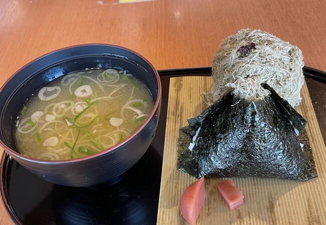 とろろこんぶのおむすびを初めて食べました