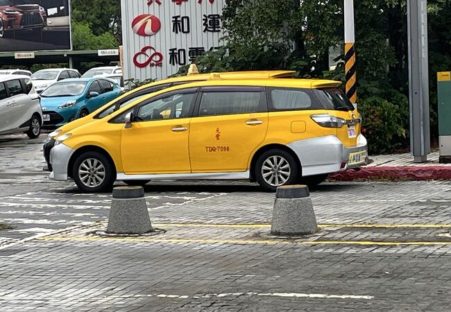 嘉義駅のタクシー乗り場は右側である