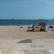 夏場の人気スポットである桂島海水浴場