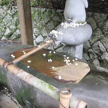 大黒さまのメロディが流れる手水舎