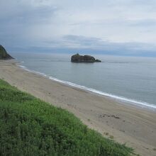 神話でうさぎが渡ろうとしたと云う「淤岐ノ島」が浮かぶ白兎海岸