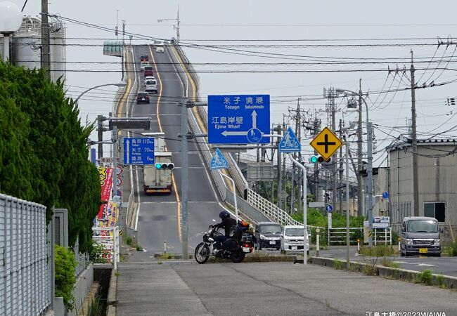 ガソリンスタンドで給油中（家族）に道に出て撮影しました。