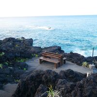 ホテルアズーロの敷地にある海辺のベンチ。