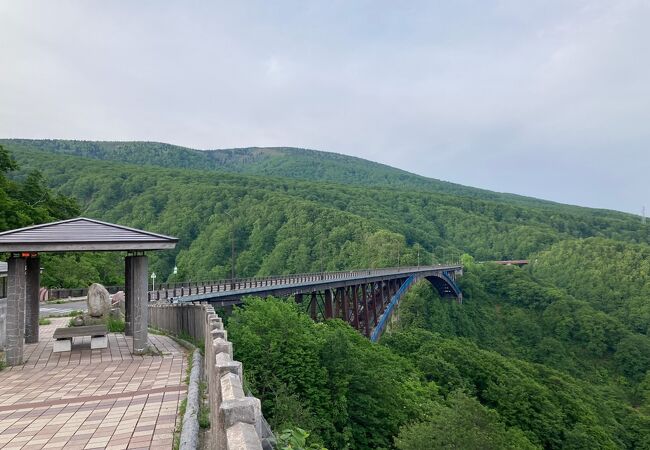 全長360メートル！城ヶ倉渓谷に架かる日本一の上路式アーチ橋