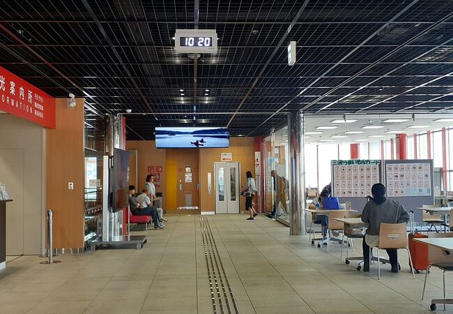 青い森鉄道・三沢駅舎内にあります