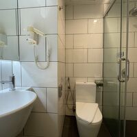 シャワーブースには仕切りがあります。