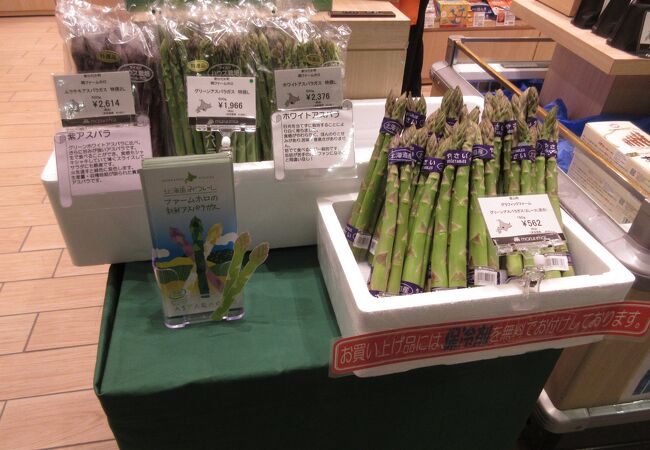 店頭のアスパラガス、目を引きます
