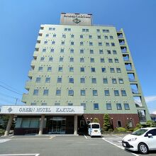 広い駐車場から建物を望む。他に高層建物が無いので目立ちます