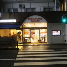 京成上野駅の出口の真正面。