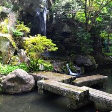 滝の見える庭園