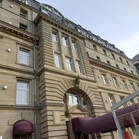 駅前の歴史の有りそうな外観です。