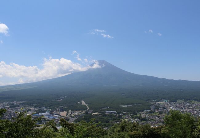 カチカチ山の舞台から富士山を。