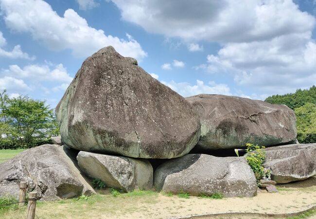 内部から見上げると石室の巨大さが実感できます